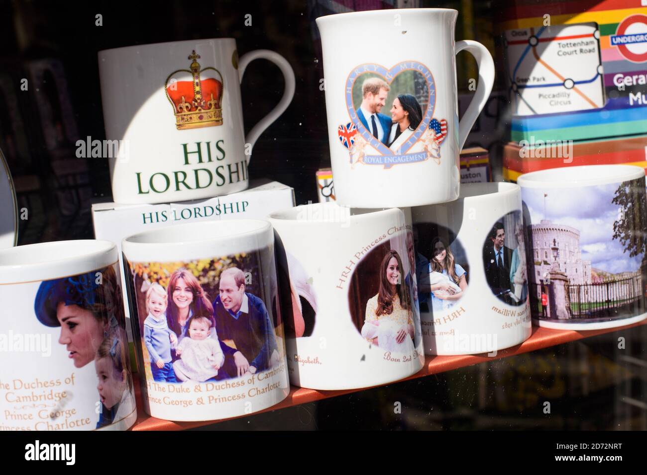 Souvenirs célébrant le mariage prochain du Prince Harry et de Meghan Markle, dans les boutiques de Windsor, Berkshire. Date de la photo: Jeudi 5 avril 2018. Le crédit photo devrait se lire: Matt Crossick/ EMPICS Entertainment. Banque D'Images