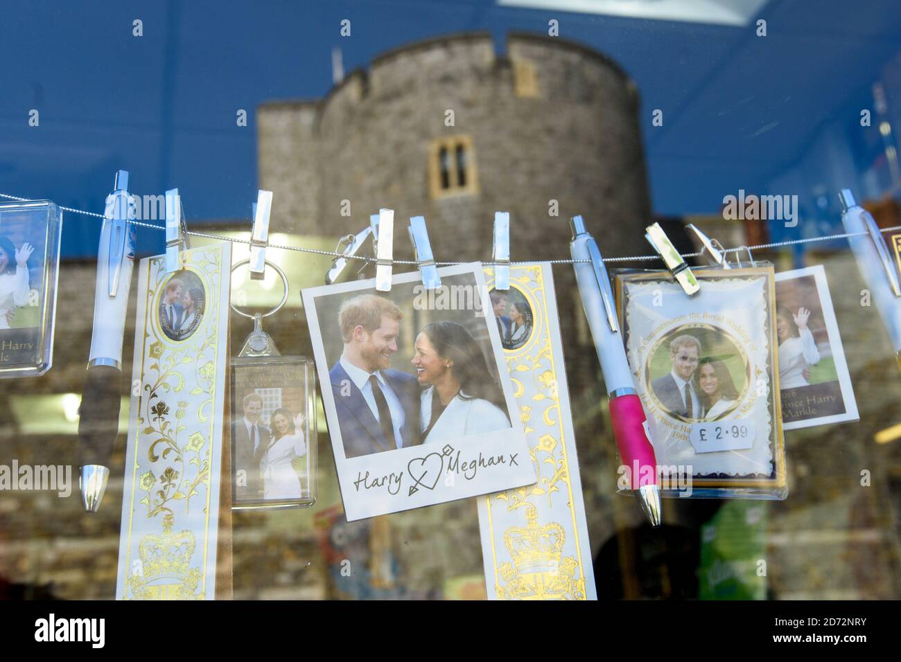 Souvenirs célébrant le mariage prochain du Prince Harry et de Meghan Markle, dans les boutiques de Windsor, Berkshire. Date de la photo: Jeudi 5 avril 2018. Le crédit photo devrait se lire: Matt Crossick/ EMPICS Entertainment. Banque D'Images