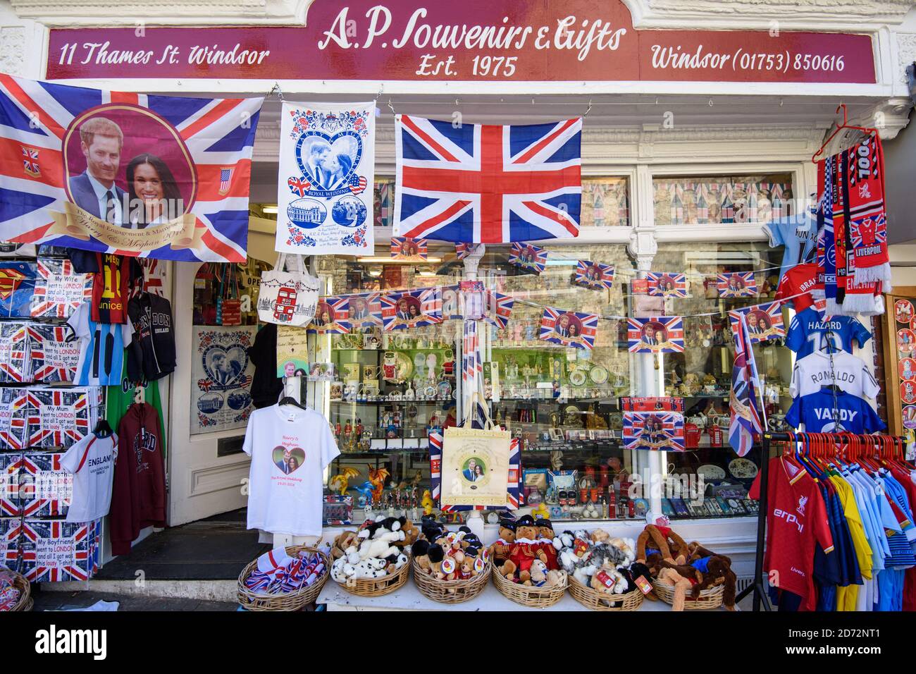Souvenirs célébrant le mariage prochain du Prince Harry et de Meghan Markle, dans les boutiques de Windsor, Berkshire. Date de la photo: Jeudi 5 avril 2018. Le crédit photo devrait se lire: Matt Crossick/ EMPICS Entertainment. Banque D'Images