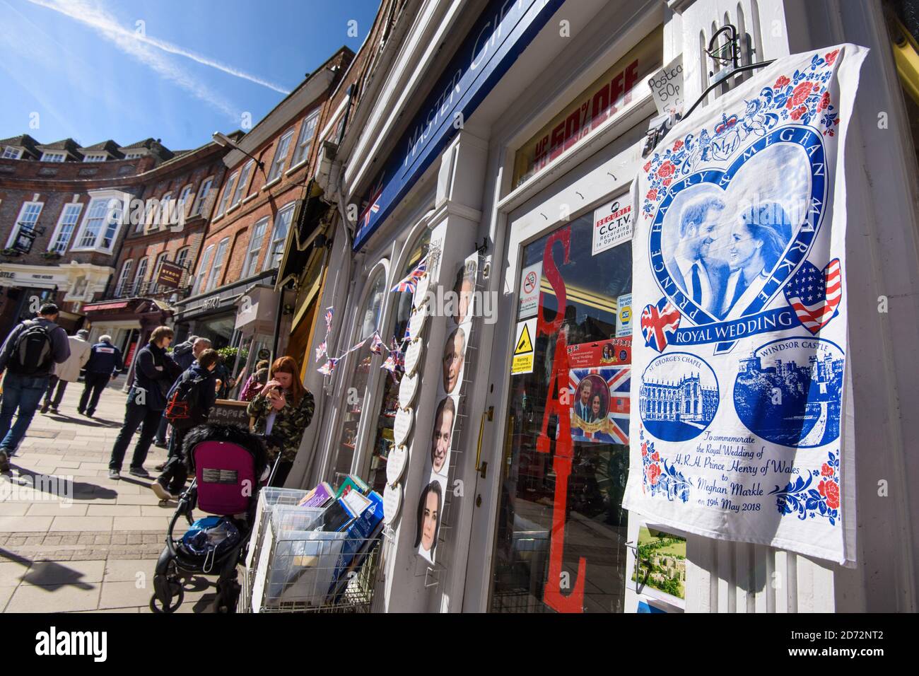 Souvenirs célébrant le mariage prochain du Prince Harry et de Meghan Markle, dans les boutiques de Windsor, Berkshire. Date de la photo: Jeudi 5 avril 2018. Le crédit photo devrait se lire: Matt Crossick/ EMPICS Entertainment. Banque D'Images