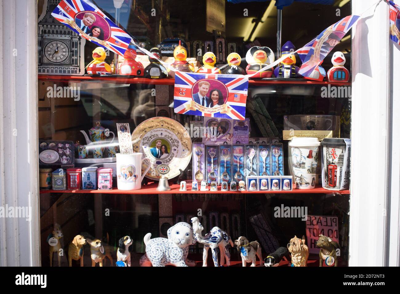 Souvenirs célébrant le mariage prochain du Prince Harry et de Meghan Markle, dans les boutiques de Windsor, Berkshire. Date de la photo: Jeudi 5 avril 2018. Le crédit photo devrait se lire: Matt Crossick/ EMPICS Entertainment. Banque D'Images