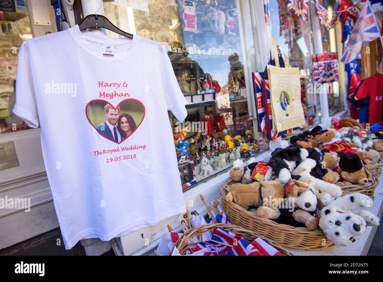 Souvenirs célébrant le mariage prochain du Prince Harry et de Meghan Markle, dans les boutiques de Windsor, Berkshire. Date de la photo: Jeudi 5 avril 2018. Le crédit photo devrait se lire: Matt Crossick/ EMPICS Entertainment. Banque D'Images