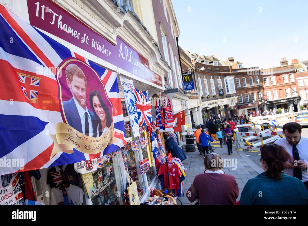 Souvenirs célébrant le mariage prochain du Prince Harry et de Meghan Markle, dans les boutiques de Windsor, Berkshire. Date de la photo: Jeudi 5 avril 2018. Le crédit photo devrait se lire: Matt Crossick/ EMPICS Entertainment. Banque D'Images