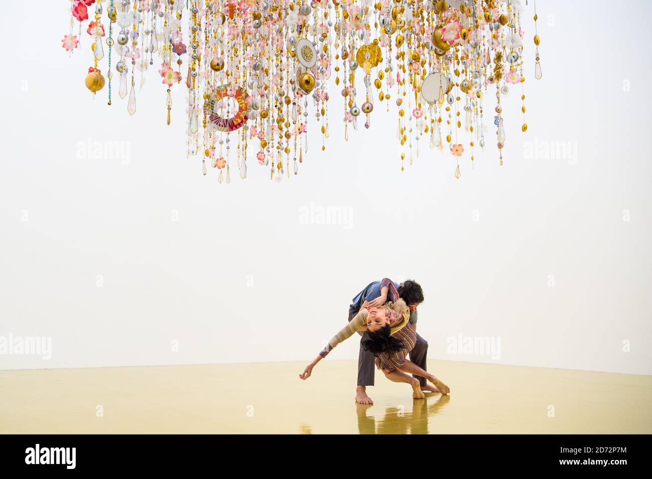 Les danseurs de la Marcia Milhazes Dance Company exécutent un nouveau travail 'Guarde - Me' à l'ouverture du nouveau spectacle solo de l'artiste Beatriz Milhazes à la galerie White Cube Bermondsey à Londres. L'exposition, appelée Rio Azul, se déroule du 18 avril au 1er juillet. Date de la photo: Mardi 17 avril 2018. Le crédit photo devrait se lire: Matt Crossick/ EMPICS Entertainment. Banque D'Images