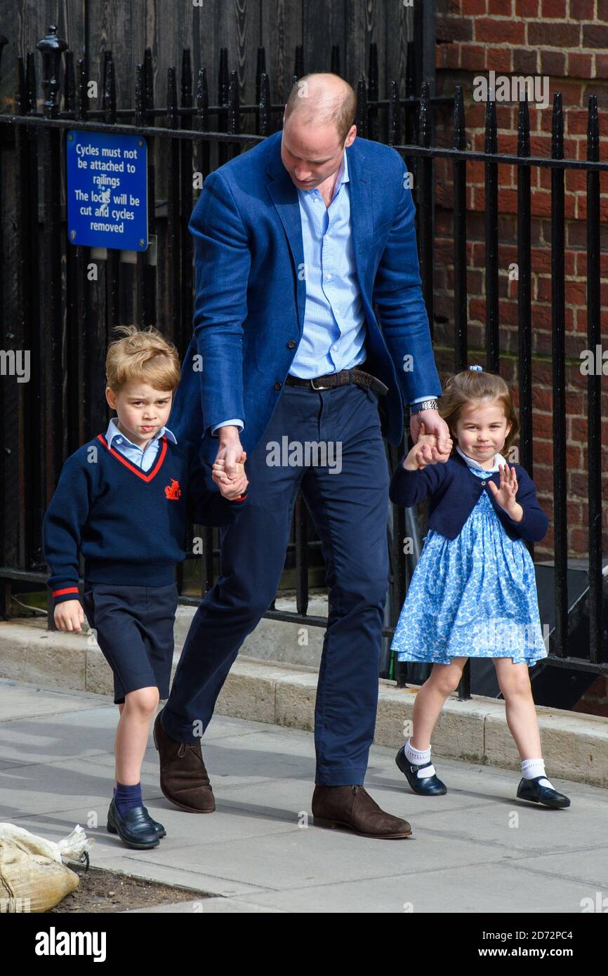 Le duc de Cambridge avec le prince George et la princesse Charlotte entre dans l'aile Lindo à l'hôpital St Mary's de Paddington, Londres. Le crédit photo devrait se lire: Matt Crossick/EMPICS Entertainment Banque D'Images