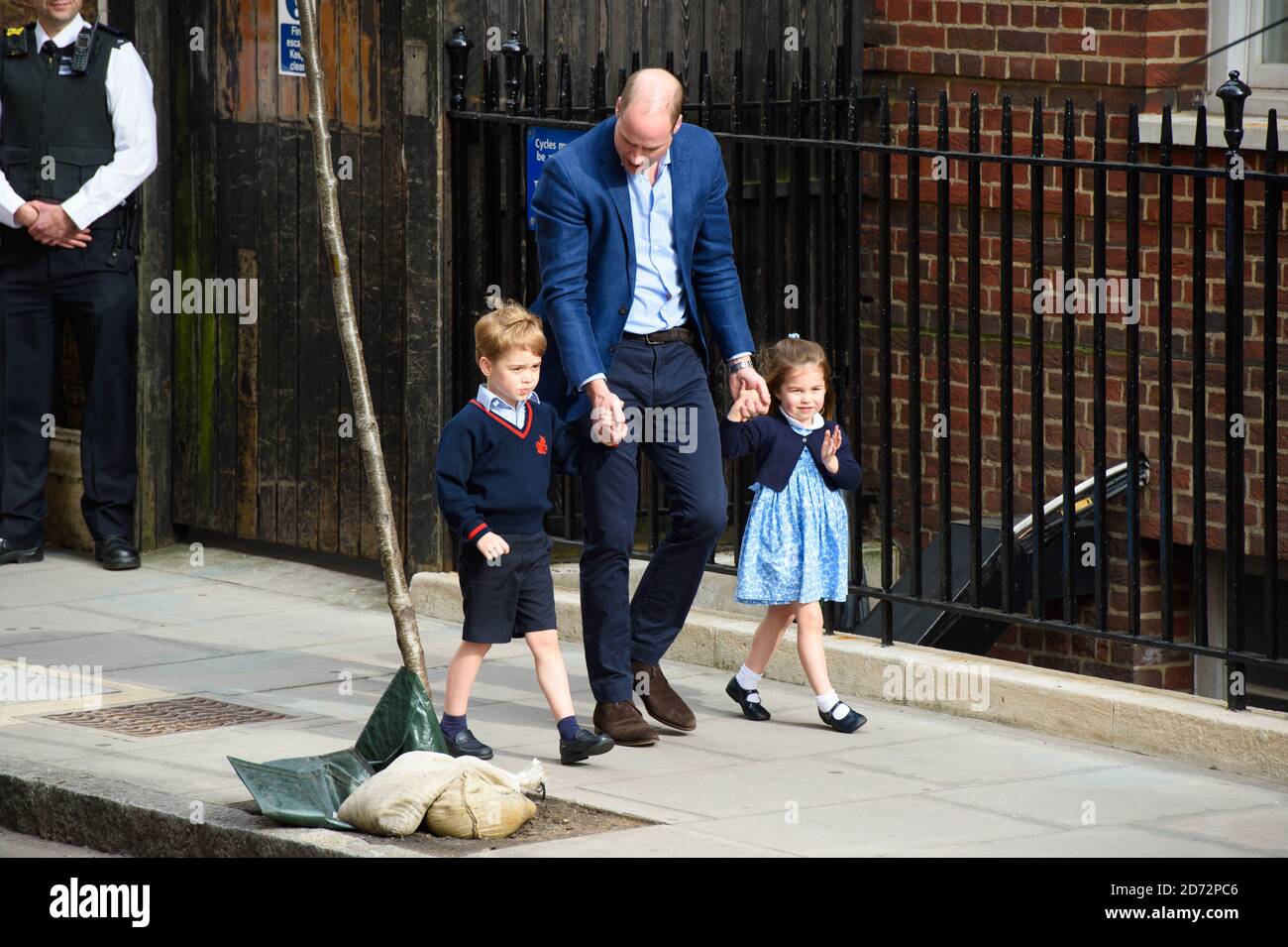 Le duc de Cambridge avec le prince George et la princesse Charlotte entre dans l'aile Lindo à l'hôpital St Mary's de Paddington, Londres. Le crédit photo devrait se lire: Matt Crossick/EMPICS Entertainment Banque D'Images