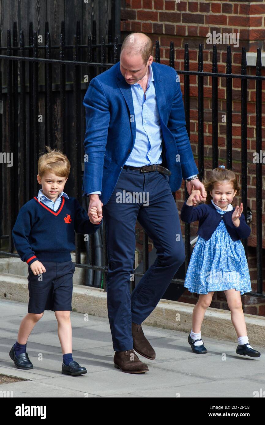 Le duc de Cambridge avec le prince George et la princesse Charlotte entre dans l'aile Lindo à l'hôpital St Mary's de Paddington, Londres. Le crédit photo devrait se lire: Matt Crossick/EMPICS Entertainment Banque D'Images