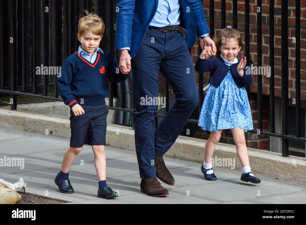 Le duc de Cambridge avec Prince George et la princesse Charlotte arrivant à l'aile Lindo à l'hôpital St Mary's de Paddington, Londres. Le crédit photo devrait se lire: Matt Crossick/EMPICS Entertainment Banque D'Images
