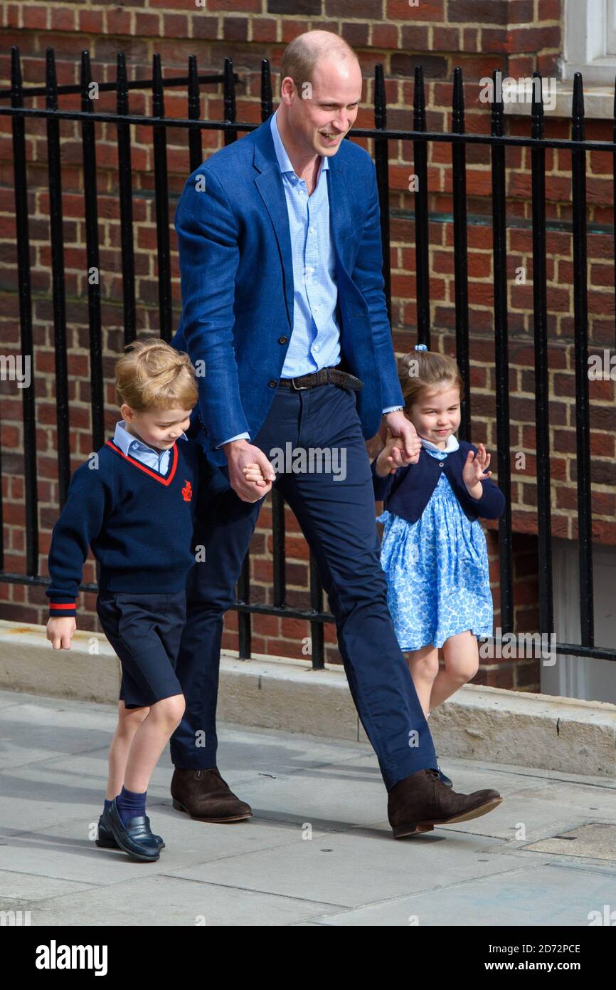 Le duc de Cambridge avec le prince George et la princesse Charlotte entre dans l'aile Lindo à l'hôpital St Mary's de Paddington, Londres. Le crédit photo devrait se lire: Matt Crossick/EMPICS Entertainment Banque D'Images