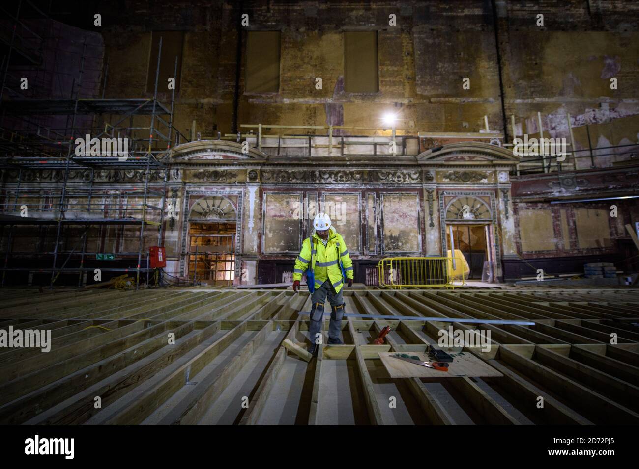 Vue générale de l'intérieur de l'Alexandra Palace Theatre dans le nord de Londres, alors que les ouvriers effectuent une restauration de 18.8 millions de livres de l'édifice victorien caché. Le théâtre, construit en 1885, est fermé depuis plus de 80 ans et doit rouvrir après l'été, avec un programme complet d'événements annoncés pour décembre. Date de la photo: Vendredi 27 avril 2018. Le crédit photo devrait se lire: Matt Crossick/ EMPICS Entertainment. Banque D'Images