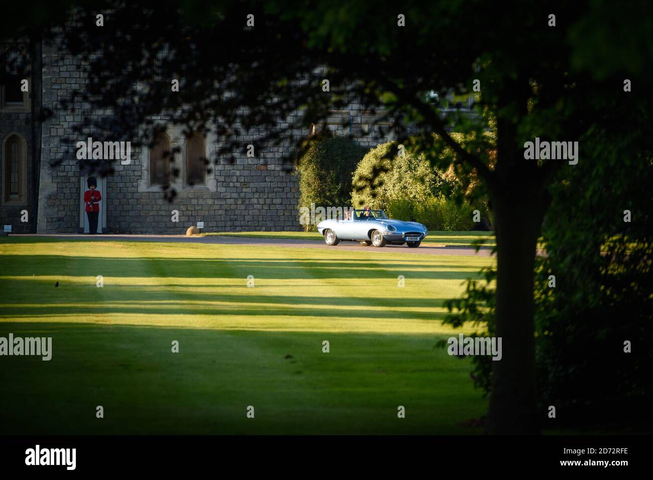 Le prince Harry et Meghan Markle, nouveau duc et duchesse de Sussex, quittent Windsor après le mariage royal. Date de la photo: Samedi 19 mai 2018. Le crédit photo devrait se lire: Matt Crossick/ EMPICS Entertainment. Banque D'Images