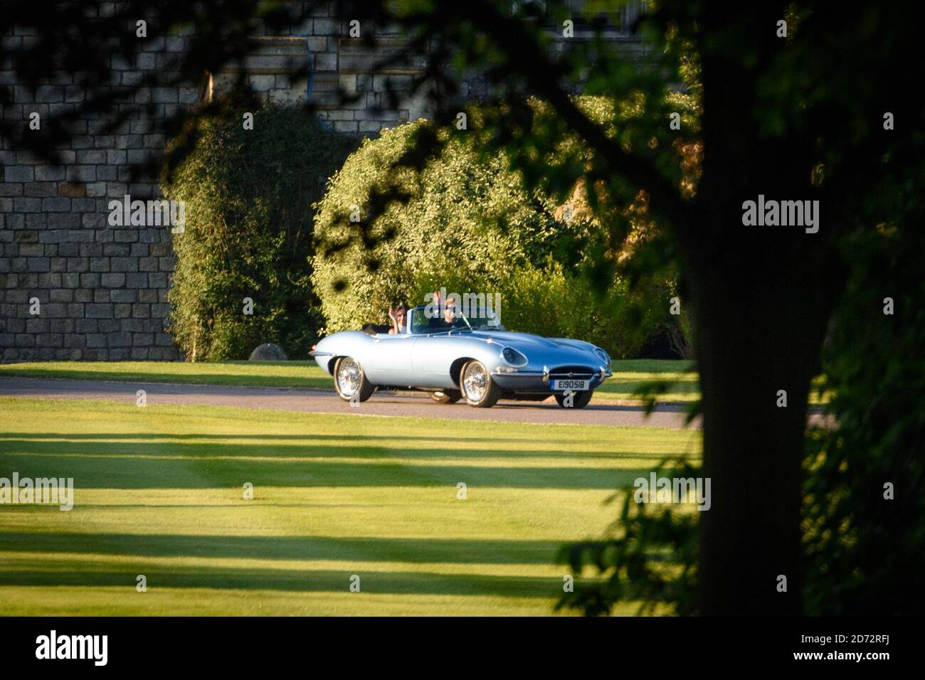 Le prince Harry et Meghan Markle, nouveau duc et duchesse de Sussex, quittent Windsor après le mariage royal. Date de la photo: Samedi 19 mai 2018. Le crédit photo devrait se lire: Matt Crossick/ EMPICS Entertainment. Banque D'Images