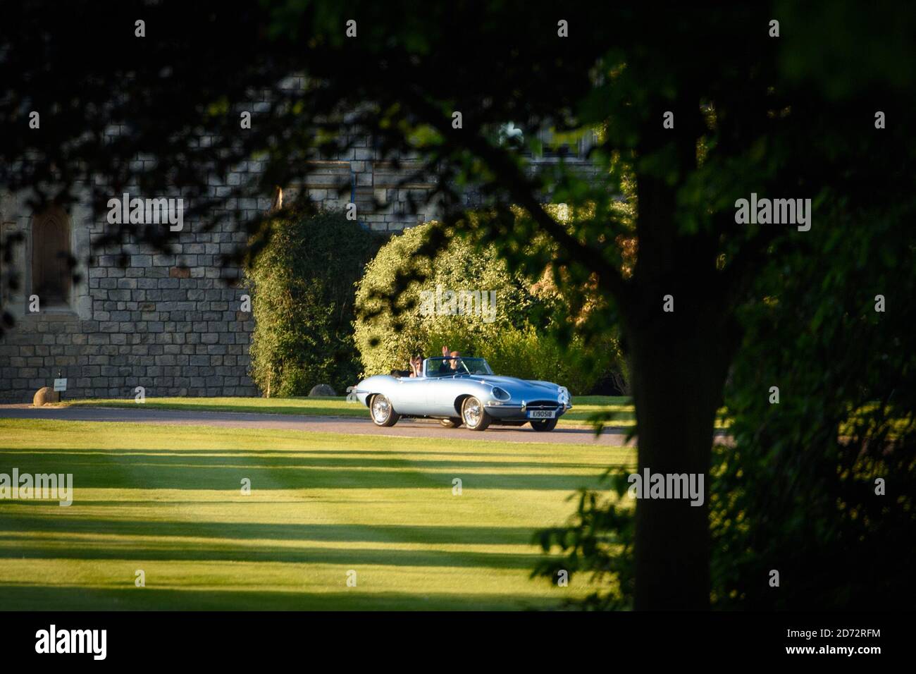 Le prince Harry et Meghan Markle, nouveau duc et duchesse de Sussex, quittent Windsor après le mariage royal. Date de la photo: Samedi 19 mai 2018. Le crédit photo devrait se lire: Matt Crossick/ EMPICS Entertainment. Banque D'Images