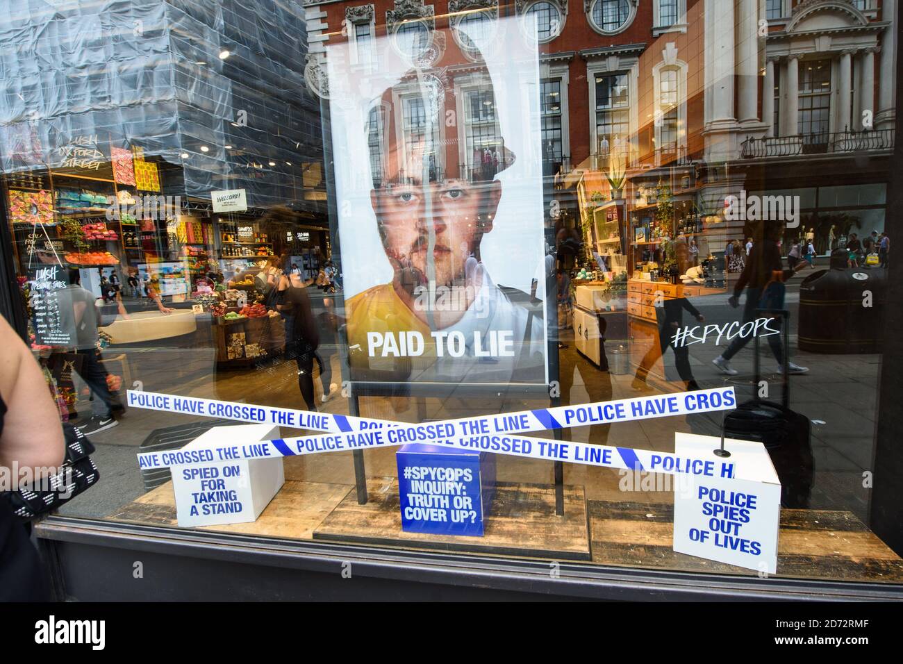 Vue générale de la boutique de cosmétiques luxuriante d'Oxford Street, Londres, avec un écran de fenêtre de contrôle faisant référence aux tactiques de police sous couvert. Date de la photo: Vendredi 1er juin 2018. Le crédit photo devrait se lire: Matt Crossick/ EMPICS Entertainment. Banque D'Images