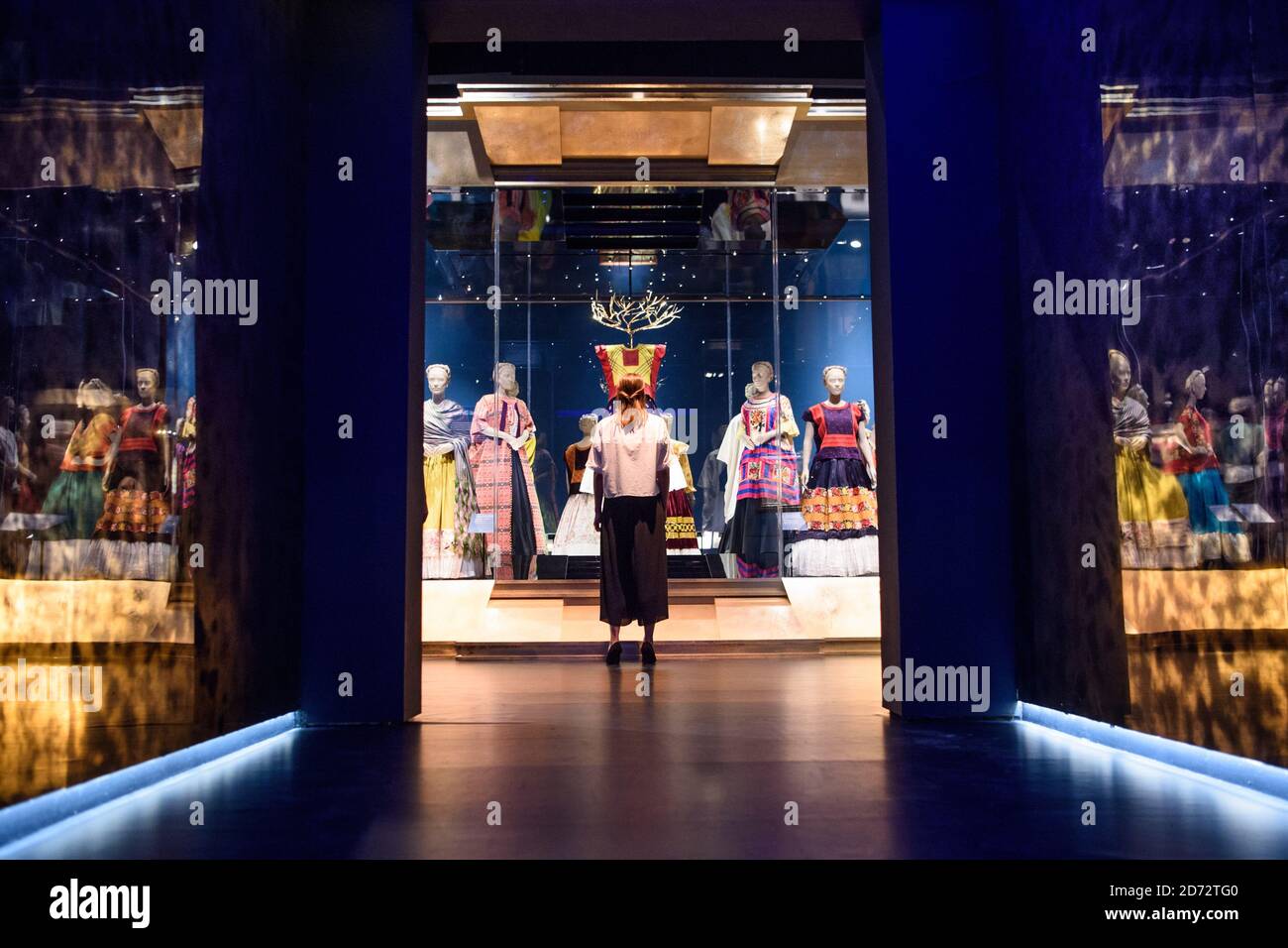 Les visiteurs regardent les robes traditionnelles mexicaines appartenant à Frida Kahlo, qui fait partie de l'exposition Frida Kahlo: Making Her Self Up, au V&A, Londres. Date de la photo: Mercredi 13 juin 2018. Le crédit photo devrait se lire: Matt Crossick/ EMPICS Entertainment. Banque D'Images