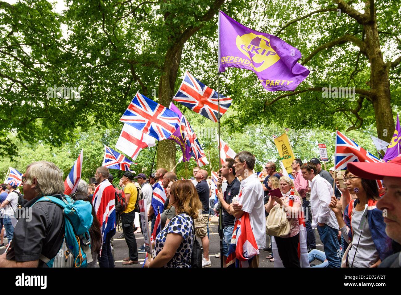 Les manifestants pro-Brexit lors de la marche pour l'unité et la liberté au Royaume-Uni à Westminster, Londres, le même jour qu'une grande manifestation anti-Brexit sur la place du Parlement. Date de la photo: Samedi 23 juin 2018. Le crédit photo devrait se lire: Matt Crossick/ EMPICS Entertainment. Banque D'Images