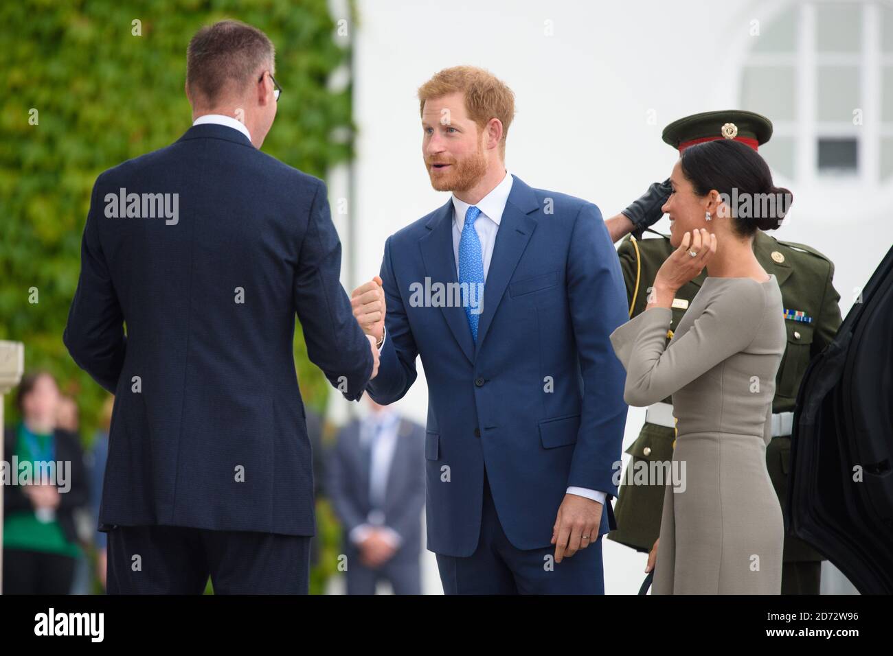 Le prince Harry et Meghan Markle, duc et duchesse de Sussex, arrivant à Aras an Uachtarain à Dublin, où ils ont rencontré le président de l'Irlande, Michael Higgins, le deuxième jour de la visite du couple royal à Dublin, en Irlande. Date de la photo: Mercredi 11 juillet 2018. Le crédit photo devrait se lire: Matt Crossick/ EMPICS Entertainment. Banque D'Images