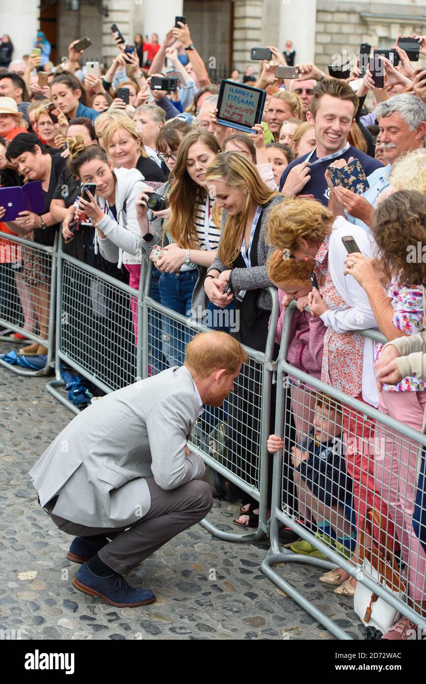 Le prince Harry, duc de Sussex, accueille des adeptes lors d'une promenade au Trinity College, le deuxième jour de la visite royale à Dublin, en Irlande. Date de la photo: Mercredi 11 juillet 2018. Le crédit photo devrait se lire: Matt Crossick/ EMPICS Entertainment. Banque D'Images