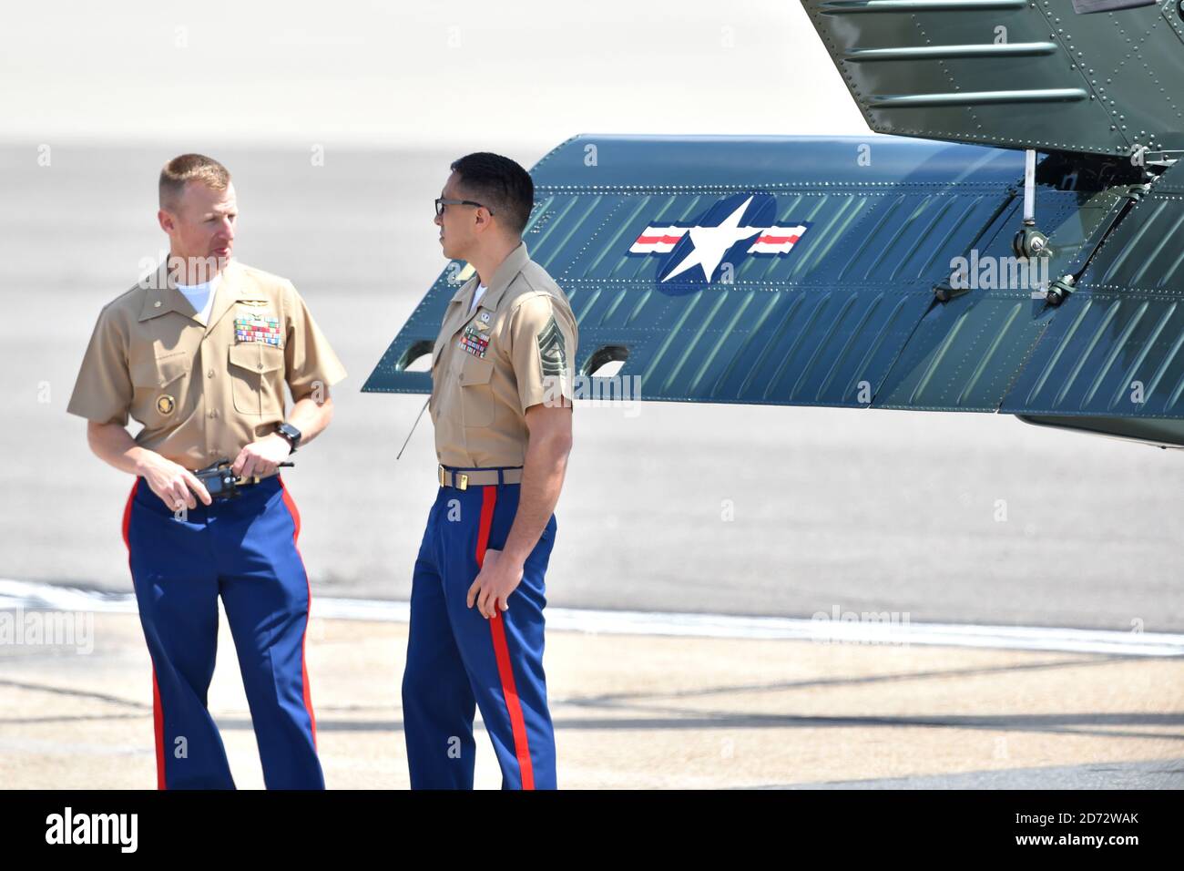 Le personnel militaire des États-Unis sur le tarmac de l'avant du l'arrivée du président des États-Unis Trump et Melania Trump à l'aéroport de Stansted, Londres pour leur première visite officielle au Royaume-Uni. Banque D'Images