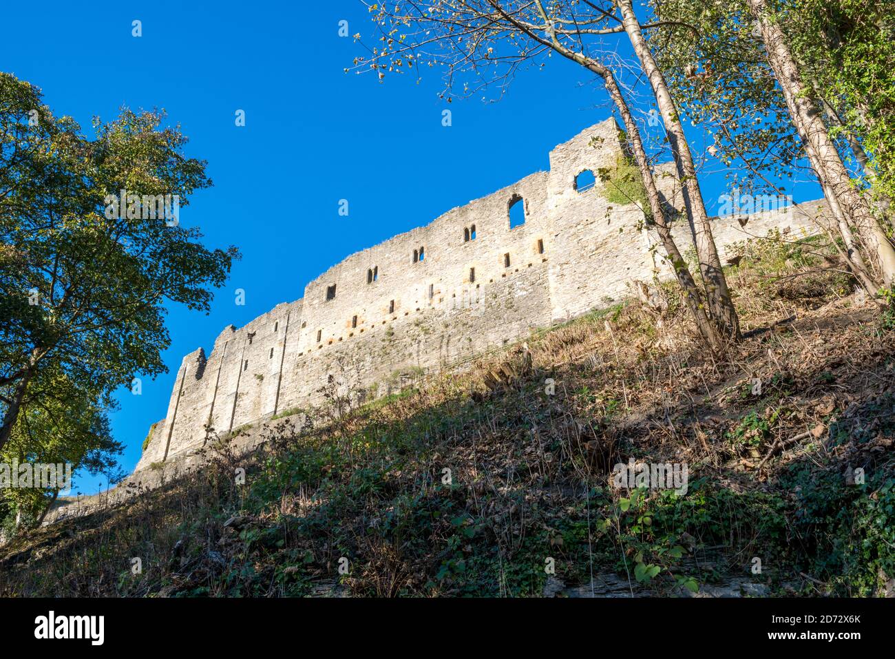 Vue vers le mur-rideau médiéval du château de Richmond Dans le North Yorkshire Banque D'Images