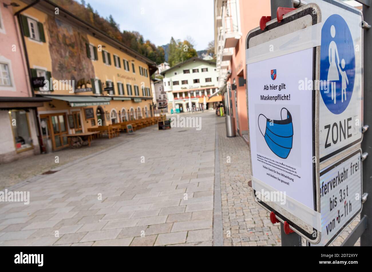 Berchtesgaden, Allemagne. 20 octobre 2020. Un panneau portant l'inscription « masques obligatoires à partir d'ici » est accroché à l'entrée de la zone piétonne du centre-ville. A partir de 14.00 heures, les restrictions de sortie dans le district de Berchtesgadener Land entrent en vigueur. Credit: Peter Kneffel/dpa/Alay Live News Banque D'Images