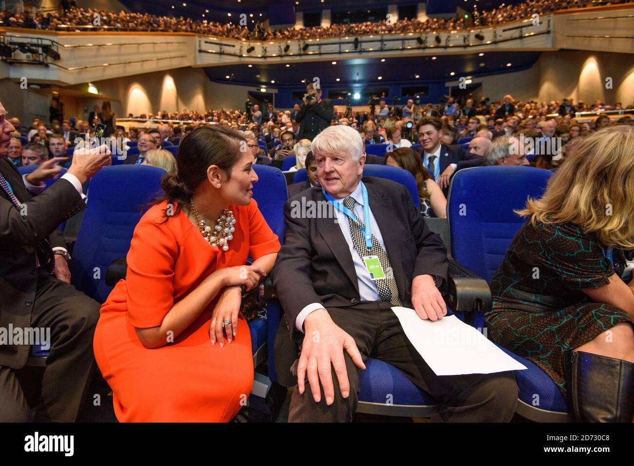 Priti patel MP et Stanley Johnson dans le public comme Boris Johnson MP parle lors d'un événement organisé par le conservateur Home, lors de la conférence annuelle du Parti conservateur, au Centre international des congrès de Birmingham. Date de la photo: Mardi 2 octobre 2018. Le crédit photo devrait se lire: Matt Crossick/ EMPICS. Banque D'Images