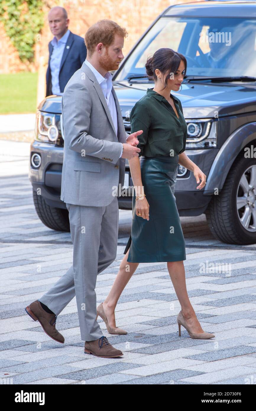 Le prince Harry et Meghan Markle, le duc et la duchesse de Sussex arrivent à l'Université de Chichester, Bognor Regis, West Sussex, dans le cadre de leur première visite officielle conjointe à Sussex. Date de la photo: Mercredi 3 octobre 2018. Le crédit photo devrait se lire: Matt Crossick/ EMPICS. Banque D'Images
