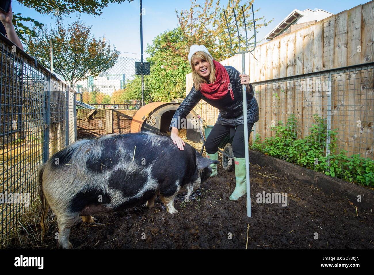 La présentatrice Kate Garraway nettoie les cochons de Vauxhall City Farm, dans le sud de Londres, dans le cadre de son Job Hop de 24 heures, en recueillant de l'argent pour la charité de Smoothâ€™s, Make Sun certain Noise de Global. Banque D'Images