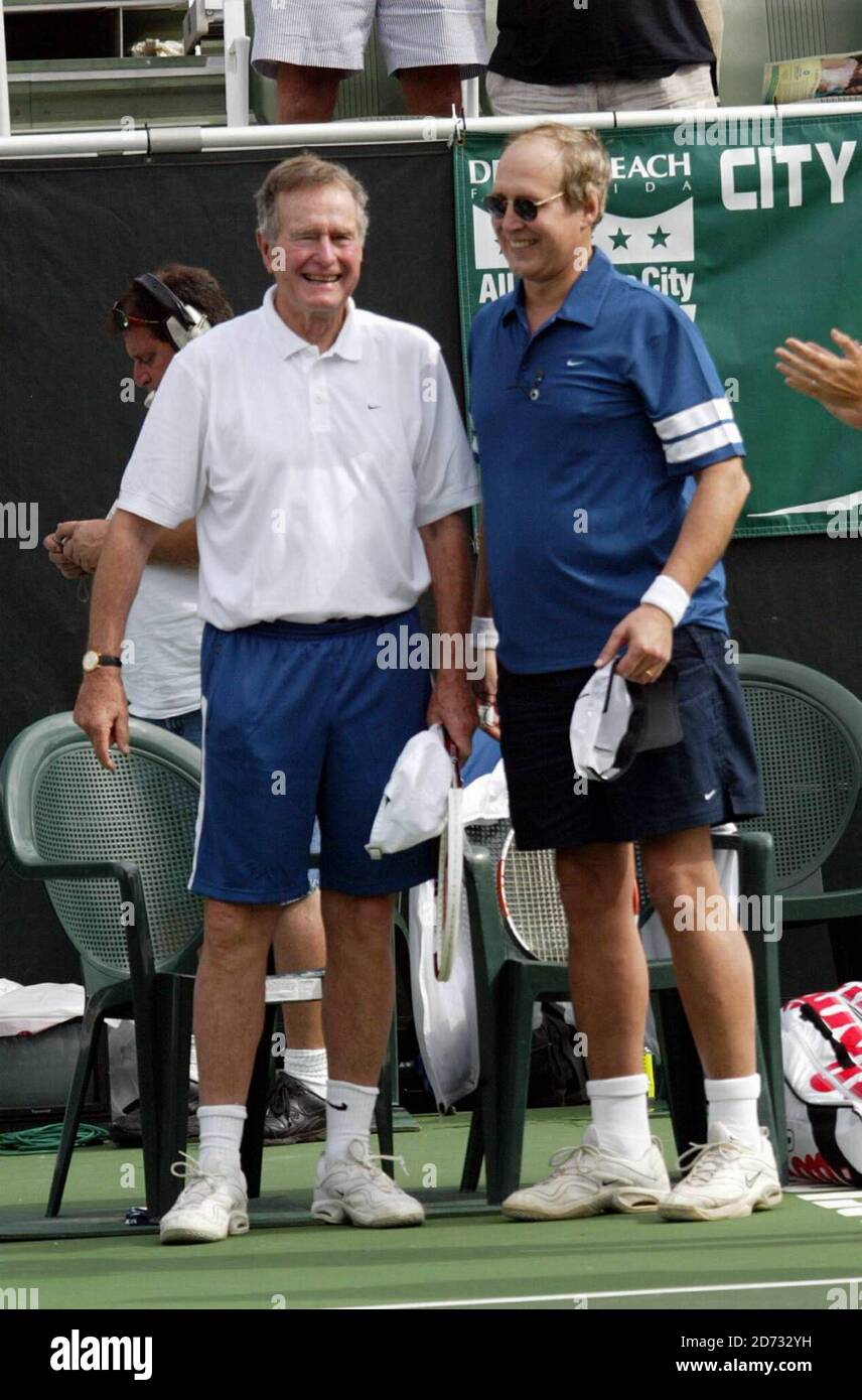 George W Bush avec Chevy Chase au tournoi de bienfaisance Pro-Celebrity tennis Classic de Chris Evert/Bank of America, qui permet de recueillir de l'argent pour le centre médical Broward. Delray Beach, Floride. 12/5/04 [[sah]] Banque D'Images
