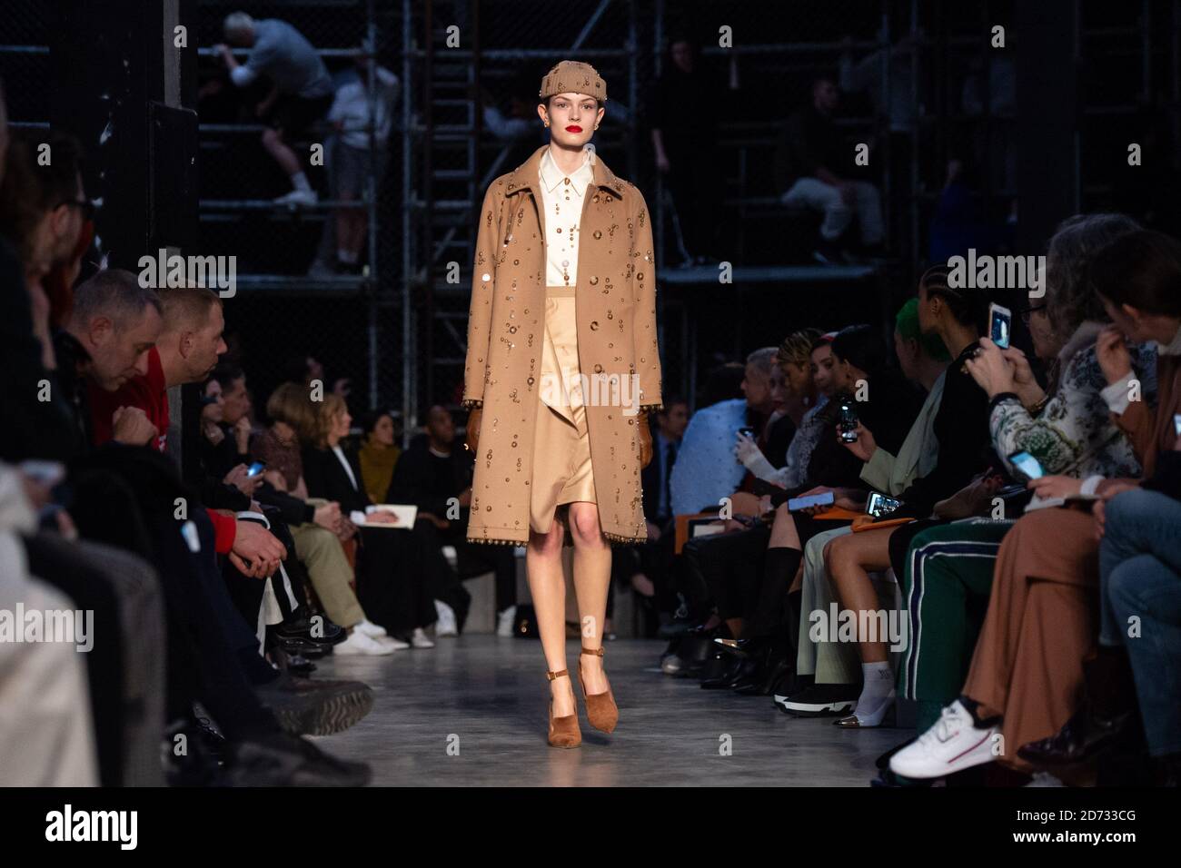 Modèles sur la passerelle pendant le spectacle de mode Burberry, tenu à Tate Modern, dans le cadre de la London Fashion week A/W 2019. Date de la photo: Dimanche 17 février 2018. Le crédit photo devrait se lire: Matt Crossick/Empics Banque D'Images
