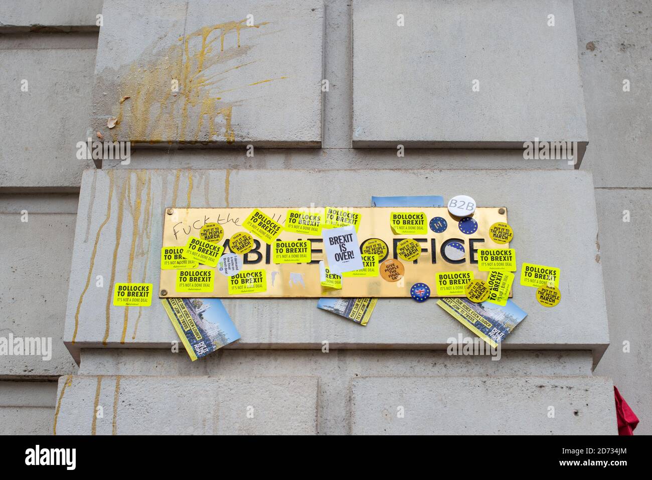 Graffitti et autocollants sur le Cabinet Office, Whitehall, lors de la Marche du vote du peuple à Londres. Date de la photo: Samedi 23 mars 2019. Le crédit photo devrait se lire: Matt Crossick/Empics Banque D'Images