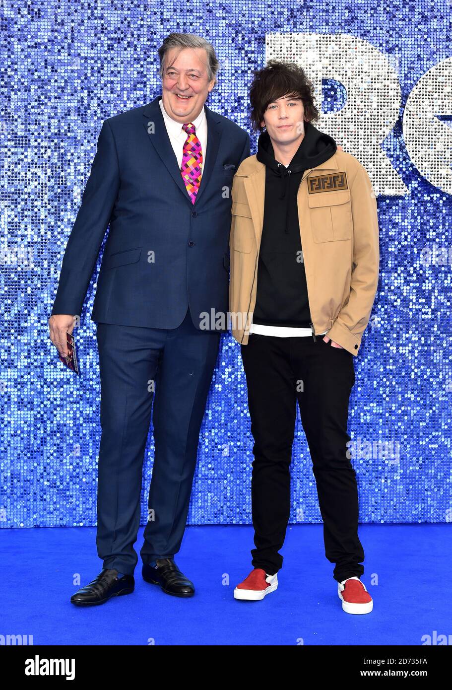Stephen Fry (à gauche) et Elliott Spencer participant à la première Rocketman UK, à l'Odeon Luxe, Leicester Square, Londres. Banque D'Images