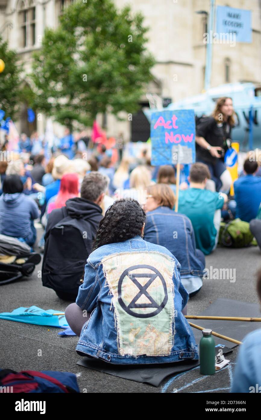 Des manifestants de la rébellion des groupes de campagne environnementale bloquent la route devant les cours royales de justice dans le centre de Londres. Date de la photo: Lundi 15 juillet 2019. Le crédit photo devrait se lire: Matt Crossick/Empics Banque D'Images