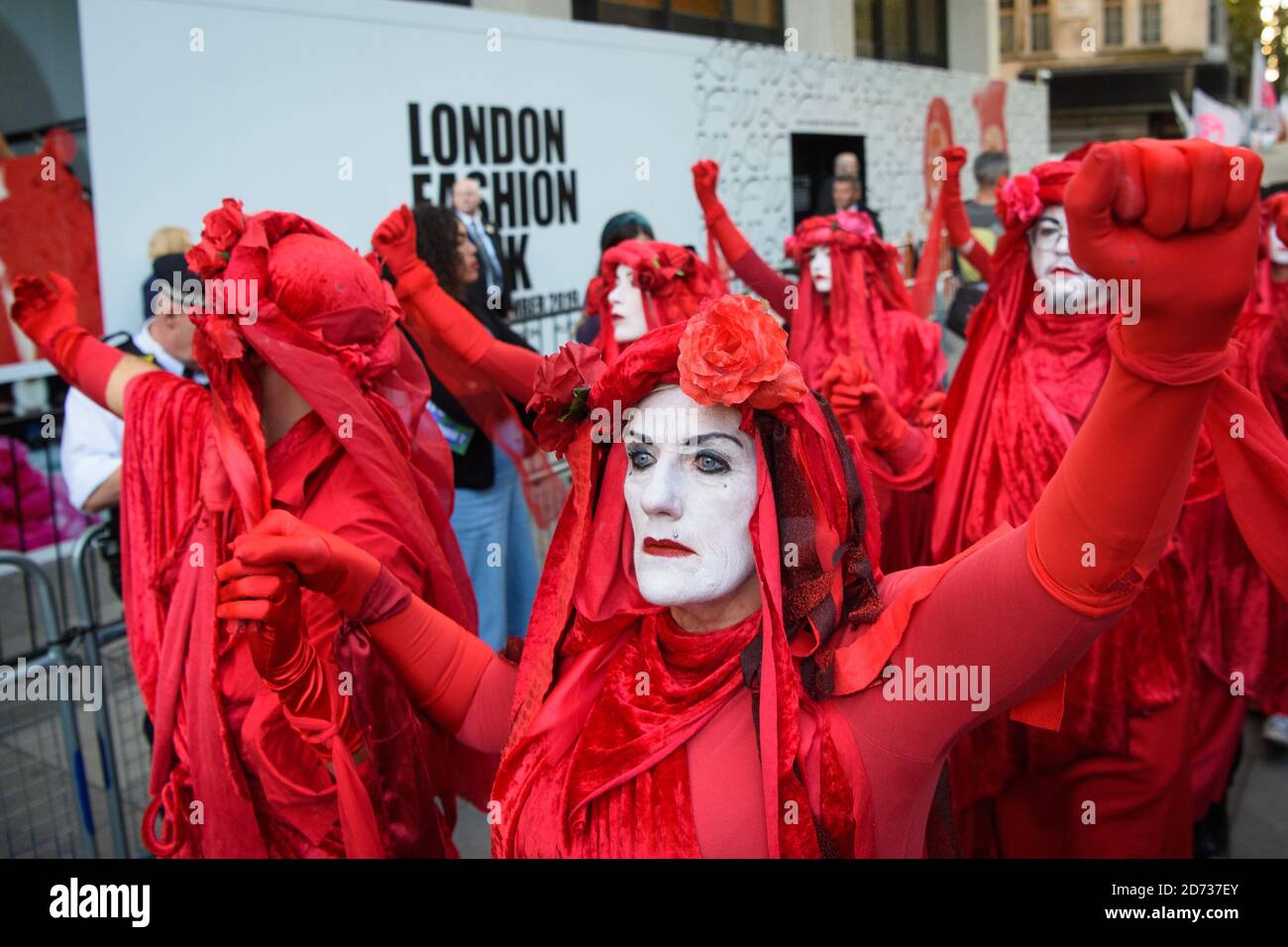 Extinction les manifestants de la rébellion à l'extérieur de l'espace d'exposition de la BFC sur le Strand, Londres, pendant le printemps/été 2020 London Fashion week. Date de la photo: Mardi 17 septembre 2019. Le crédit photo devrait se lire: Matt Crossick/Empics Banque D'Images