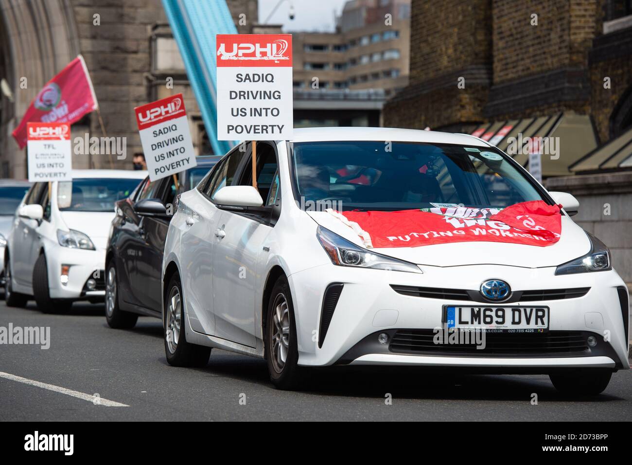 Les voitures de location privées perturbent la circulation sur Tower Bridge, Londres, lors d'une manifestation organisée par United Private Hire Drivers, contre l'augmentation des frais de congestion de Londres de 15 GBP par jour. Date de la photo: Mardi 28 juillet 2020. Le crédit photo devrait se lire: Matt Crossick/Empics Banque D'Images