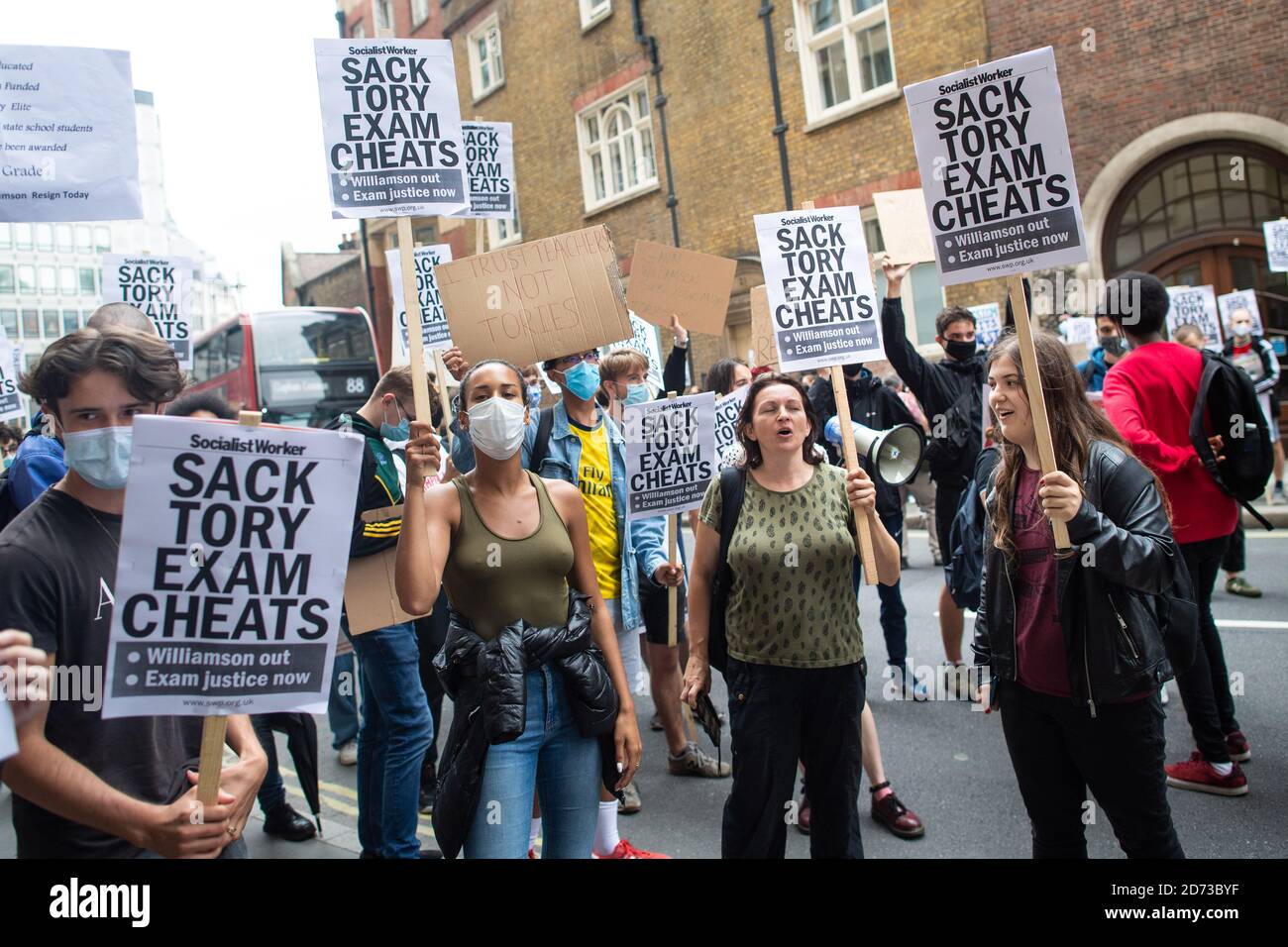 Les gens prennent part à une manifestation de protestation de Downing Street au ministère de l'éducation à Westminster, Londres, au sujet de la gestion par le gouvernement des résultats DE NIVEAU A. Des milliers d'élèves de toute l'Angleterre ont exprimé leur déception de voir leurs résultats déclassés après l'annulation des examens en raison du coronavirus. Date de la photo : vendredi 14 août 2020. Le crédit photo devrait se lire: Matt Crossick/Empics Banque D'Images