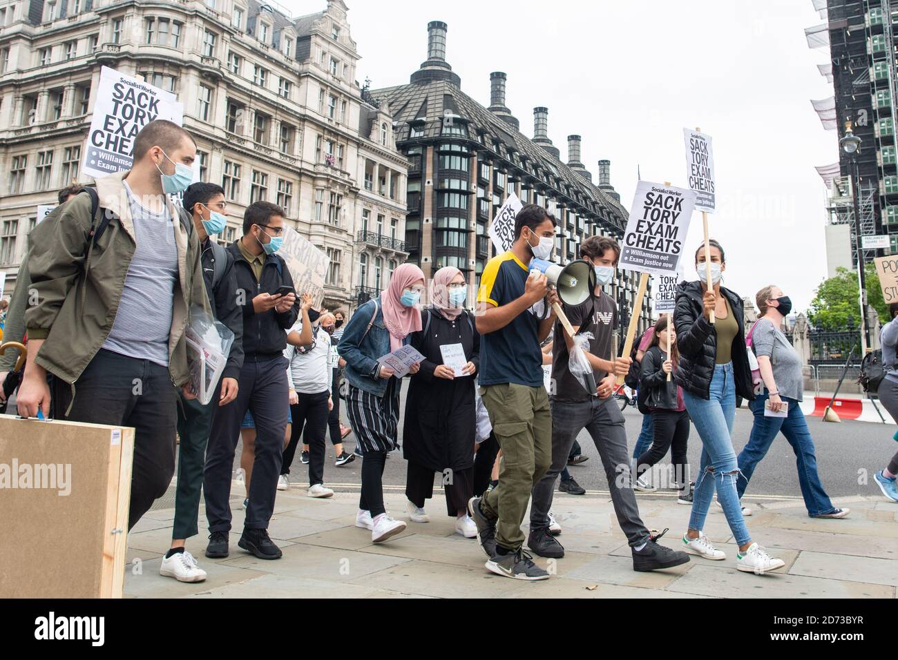 Les gens prennent part à une manifestation de protestation de Downing Street au ministère de l'éducation à Westminster, Londres, au sujet de la gestion par le gouvernement des résultats DE NIVEAU A. Des milliers d'élèves de toute l'Angleterre ont exprimé leur déception de voir leurs résultats déclassés après l'annulation des examens en raison du coronavirus. Date de la photo : vendredi 14 août 2020. Le crédit photo devrait se lire: Matt Crossick/Empics Banque D'Images