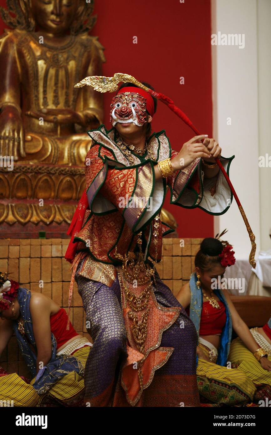 Des danseurs du groupe de danse Southern Breeze se produisent au lancement du restaurant Thai Square à Covent Garden, Londres. Banque D'Images