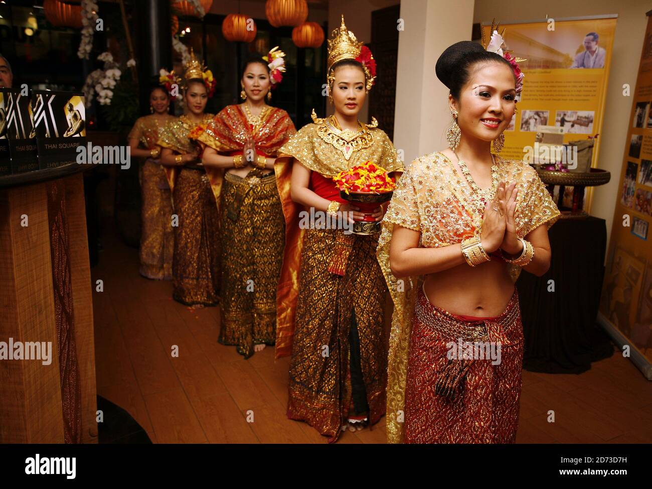 Des danseurs du groupe de danse Southern Breeze se produisent au lancement du restaurant Thai Square à Covent Garden, Londres. Banque D'Images