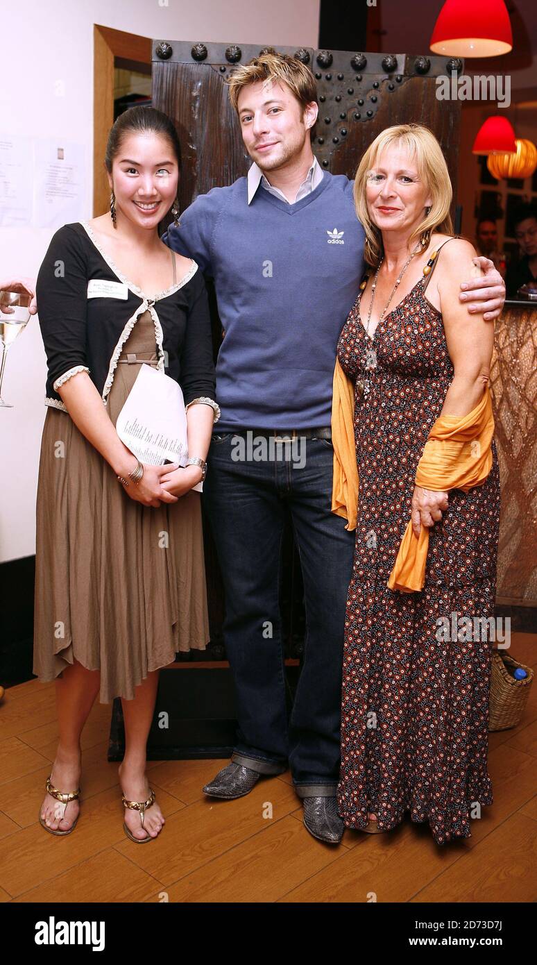 Duncan James avec la mère Fiona (à droite) et Malinee Tapingkae du Thai Square Group lors du lancement du Thai Square Restaurant à Covent Garden, Londres. Banque D'Images