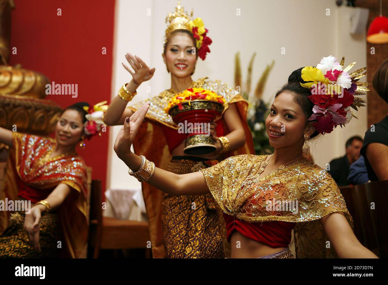 Des danseurs du groupe de danse Southern Breeze se produisent au lancement du restaurant Thai Square à Covent Garden, Londres. Banque D'Images