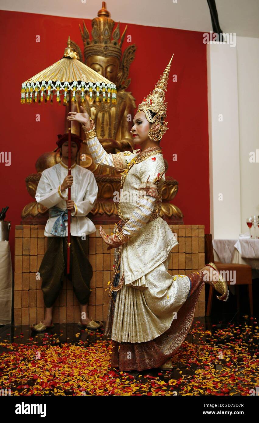 Des danseurs du groupe de danse Southern Breeze se produisent au lancement du restaurant Thai Square à Covent Garden, Londres. Banque D'Images