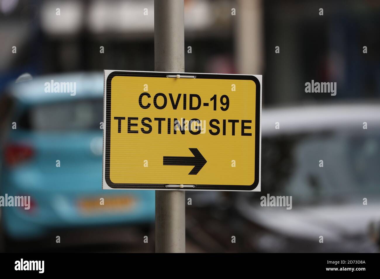 Covid 19 site de test signer à Southampton dirigeant les gens vers un site de test du coronavirus. Banque D'Images