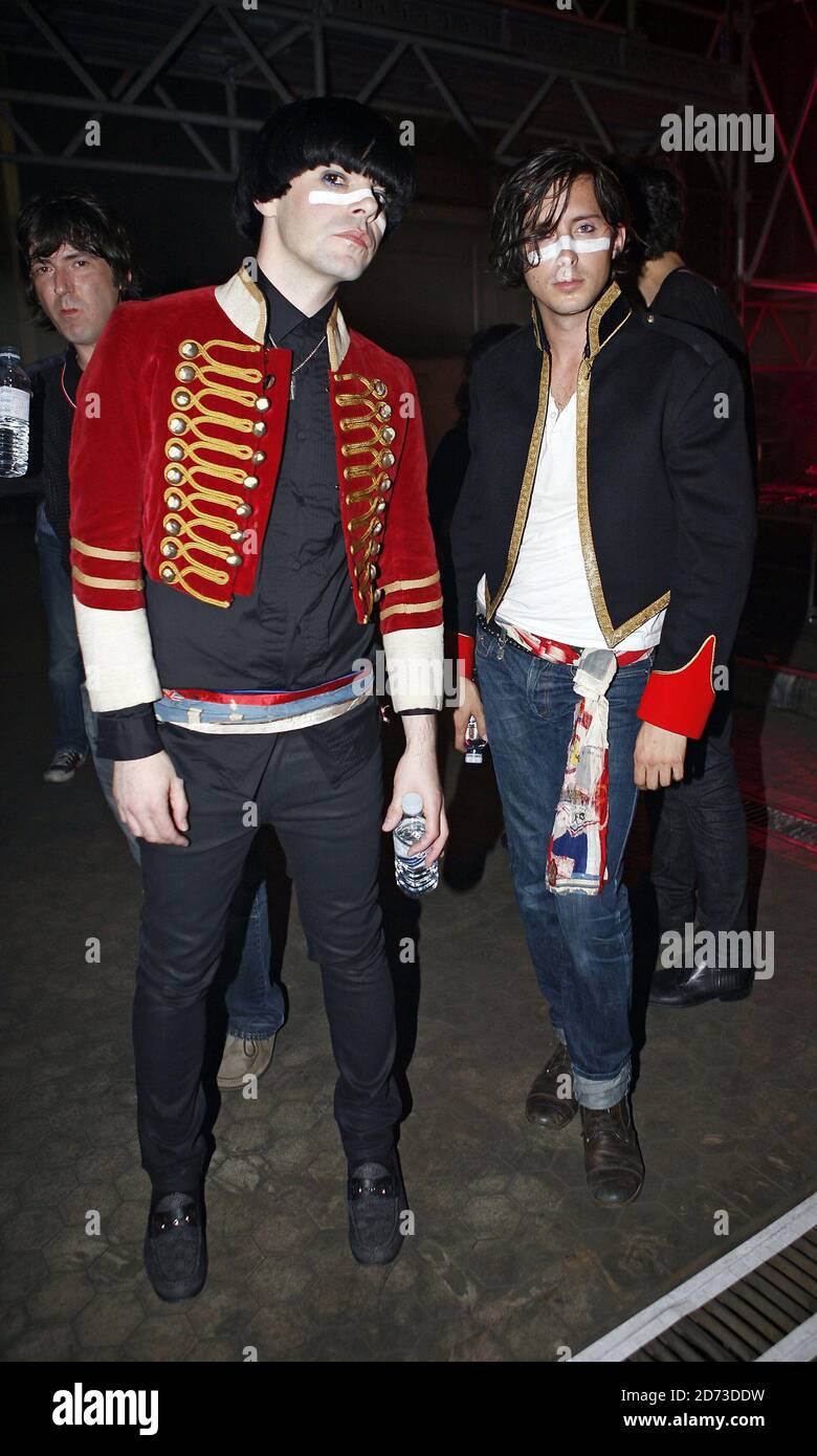 Ian Burgess Et Carl Barat Portent Le Maquillage Adam Ant Pendant L Enregistrement De La Transmission T Mobile De Channel 4 A La Brasserie Ram De Wandsworth Londres Photo Stock Alamy Ian Burgess Et Carl Barat Portent Le Maquillage Adam Ant Pendant L Enregistrement De La Transmission T Mobile De Channel 4 A La Brasserie Ram De Wandsworth Londres Photo Stock Alamy