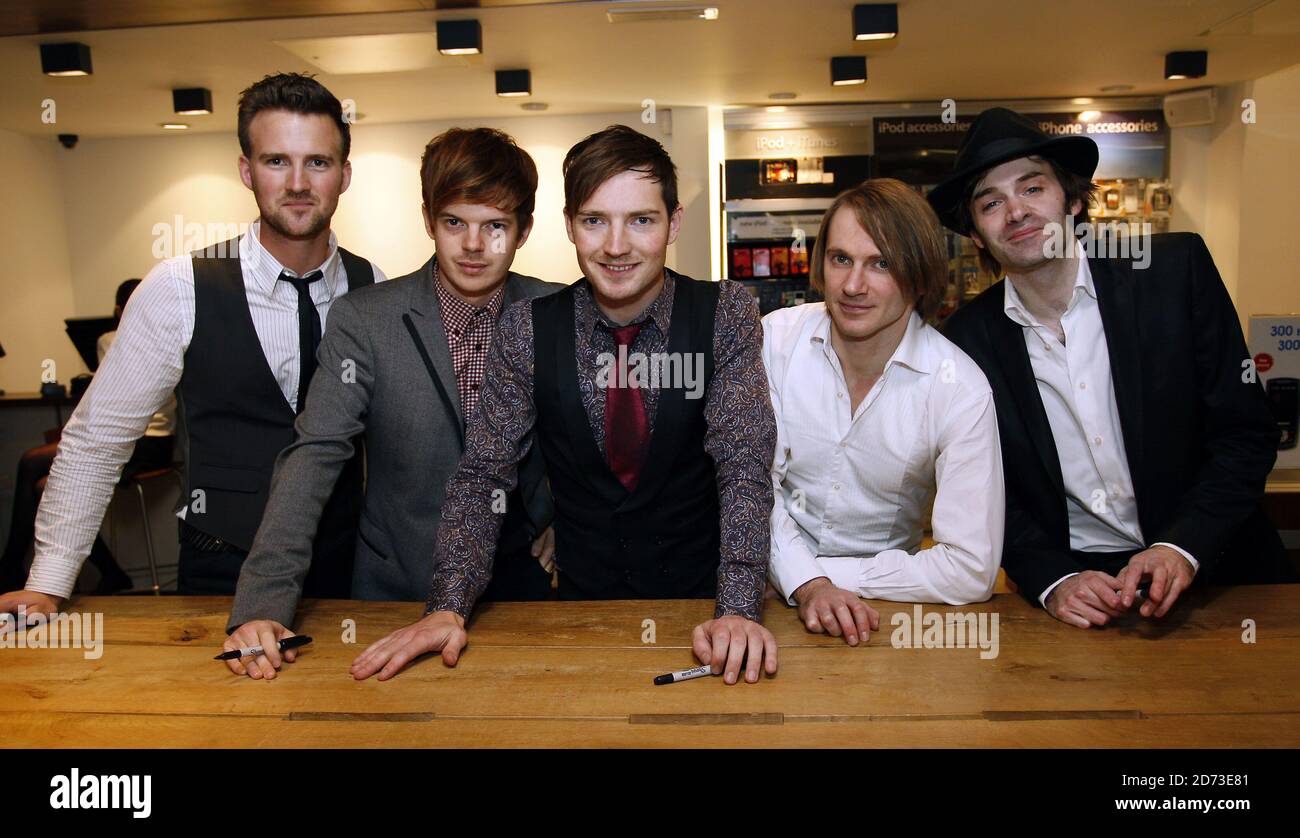 Le sentiment (l-r Paul Stewart, Richard Jones, Dan Gillespie vend, Kevin Jeremiah et Ciaran Jeremiah) à l'entrepôt de Carphone sur Oxford St à Londres, pour le lancement du nouveau Nokia vient avec le service de musique. Banque D'Images