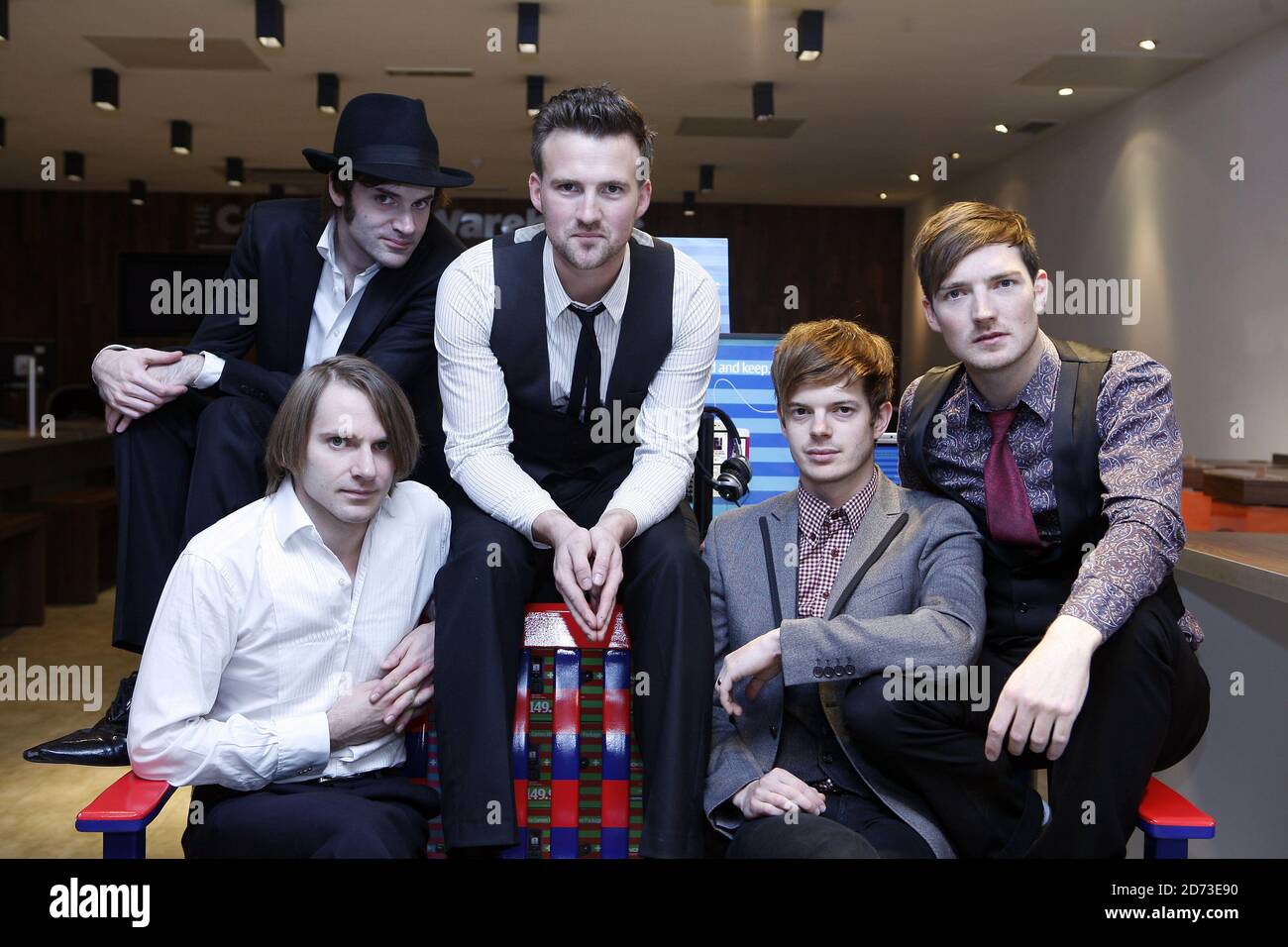 The Feeling (l-r) Ciaran Jeremiah, Kevin Jeremiah, Paul Stewart, Richard Jones, Dan Gillespie vend, à l'entrepôt de Carphone sur Oxford St à Londres, pour le lancement du nouveau Nokia vient avec le service de musique. Banque D'Images