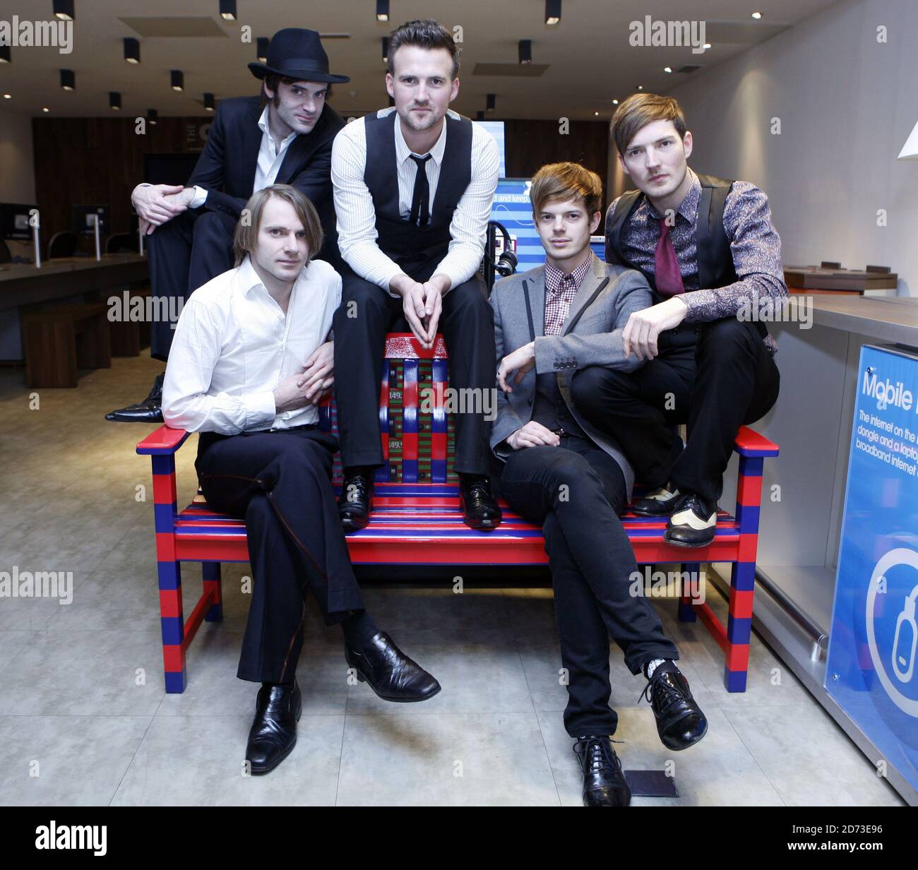The Feeling (l-r) Ciaran Jeremiah, Kevin Jeremiah, Paul Stewart, Richard Jones, Dan Gillespie vend, à l'entrepôt de Carphone sur Oxford St à Londres, pour le lancement du nouveau Nokia vient avec le service de musique. Banque D'Images