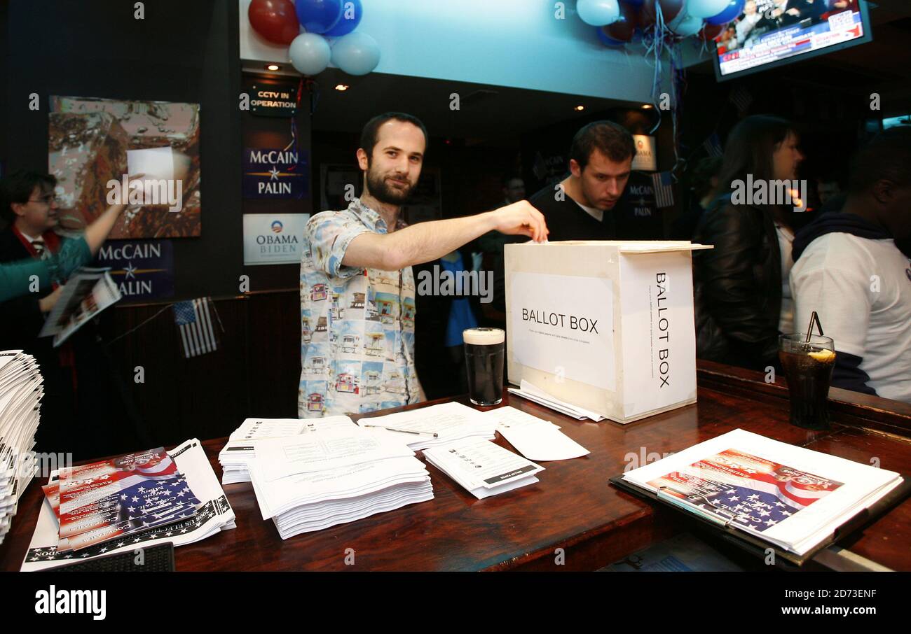 Les fêtards votent dans un faux scrutin lors du Parti de la nuit électorale américaine progressive Vision, au Yates's Wine Bar de Leicester Square, Londres. Banque D'Images
