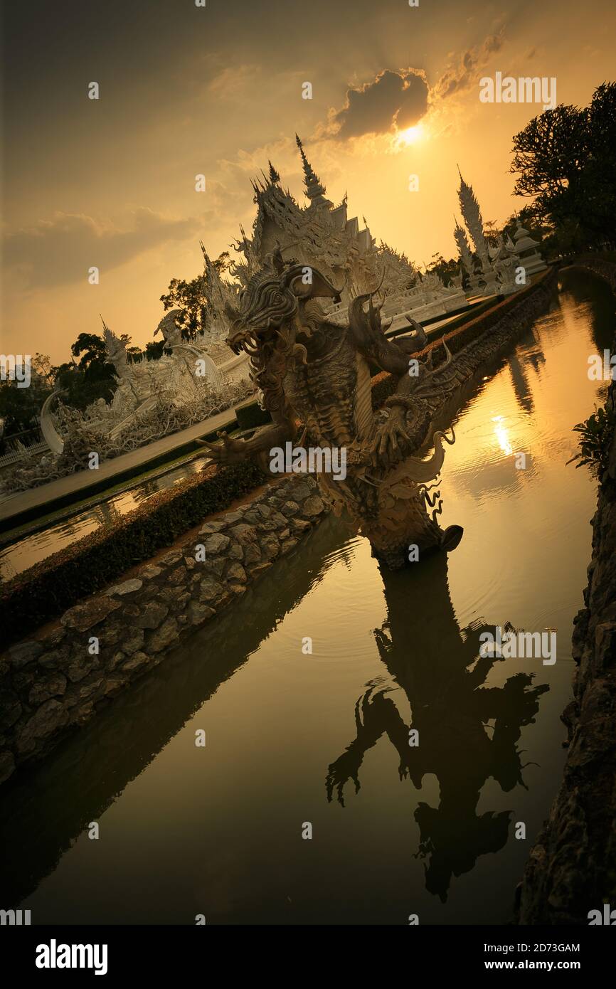 Vue dynamique des dragons du temple blanc de Wat Rong Khun à Chiang Rai, Thaïlande. 27 avril 2016. Banque D'Images