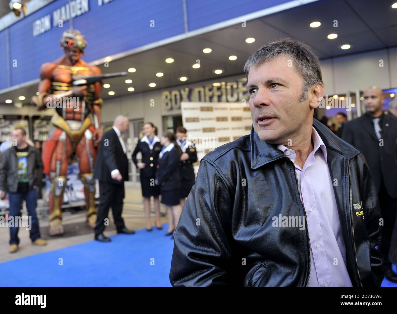 Bruce Dickinson d'Iron Maiden arrive à la première du film Iron Maiden: Vol 666, qui s'est tenu à l'Odéon de Kensington, dans l'ouest de Londres Banque D'Images